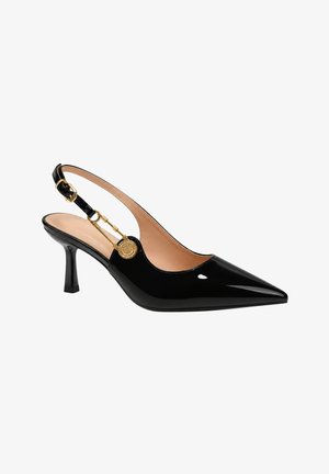 Zapato de salón slingback de charol negro con puntera puntiaguda, tacón medio, y hebilla decorativa dorada y detalle de cadena en la correa lateral.