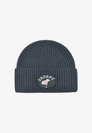 Gorro de punto acanalado de color gris oscuro con un puño doblado que presenta un parche de Snoopy y la palabra "SNOOPY" sobre la cabeza del personaje.