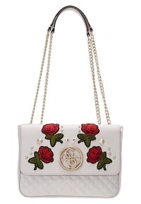 Bílá prošívaná kabelka s výšivkou červené růže, stříbrnými cvočky a kruhovým logem. Obsahuje dvojité kovové řetízkové a kožené ramenní popruhy.