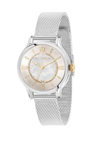 Orologio con cinturino in maglia argentata, cassa con accenti dorati, quadrante in madreperla, numeri romani dorati e display della data alla posizione delle sei.