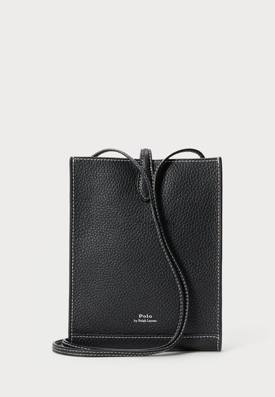 Μαύρη δερμάτινη τσάντα χιαστί με υφή, αντίθετη ραφή και ρυθμιζόμενο λουρί. Διαθέτει λογότυπο στο κέντρο του κάτω μέρους.