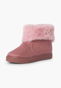 Botine roz din suede moale, cu o mansetă pufoasă din blană roz, vârf rotund și talpă din cauciuc texturat pentru aderență.