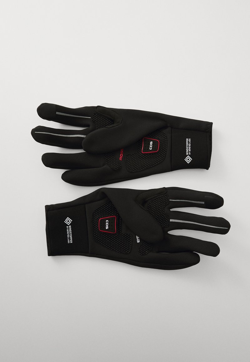 Svart hansker laget av teksturert, fleksibelt materiale, med røde aksenter, forsterkede fingertupper og reflekterende striper for synlighet.