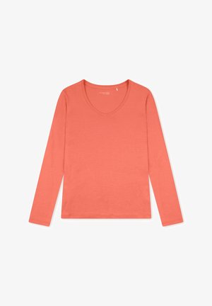 Korálová trička s dlouhým rukávem a výstřihem do V, vyrobené z měkkého materiálu, s hladkým povrchem a bez výrazných vzorů nebo ozdob.