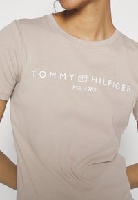 Tommy Hilfiger REGULAR FIT - T-shirt con stampa - beige