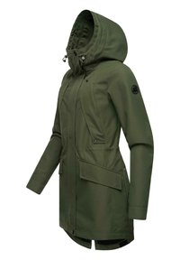 Olijfgroene waterdichte jas met een capuchon, rits en drukknoopsluiting, zakken aan de voorkant en een logo patch op de linkermouw. Gestructureerde stof.