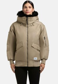 Giacca puffer beige con cappuccio rifinito in pelliccia, zip frontale, due grandi tasche frontali e una piccola tasca laterale. Maniche e orlo a coste.