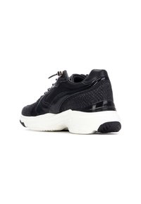 Zapatilla deportiva negra con parte superior de malla texturizada, acentos sintéticos lisos, entresuela blanca y suela de goma con patrón.