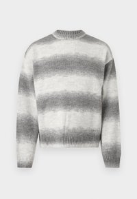 Πουλόβερ με στρογγυλή λαιμόκοψη και μακριά μανίκια, με ριμπ λάστιχα στα μανίκια, διακοσμημένο με οριζόντιες διαβαθμισμένες ρίγες σε αποχρώσεις του γκρι και του λευκού.