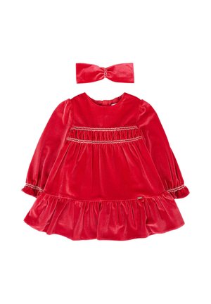 Abito in velluto rosso con maniche lunghe, corpino arricciato e orlo a balze. Include una fascia per capelli in velluto rosso abbinata con dettaglio a fiocco.