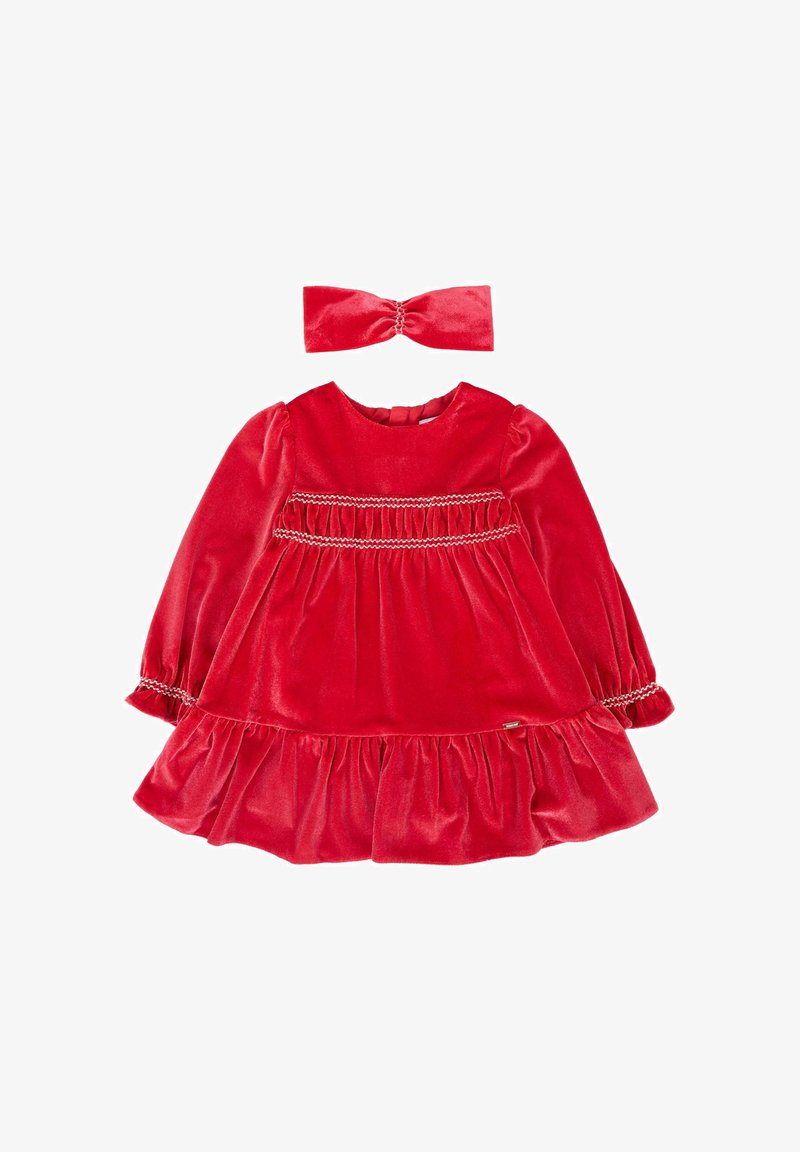 Robe en velours rouge à manches longues, corsage froncé et ourlet à volants. Comprend un bandeau en velours rouge assorti avec un détail en nœud.