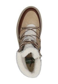 Botín de ante beige y cuero marrón con forro de piel blanca y diseño de cordones. Cuenta con un cuello acolchado y un logo verde en el interior.