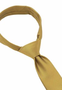 Gold gestreifte Krawatte mit glatter Textur; zeichnet sich durch ein klassisches Design und einen eleganten, schmalen Knoten am Kragen aus.