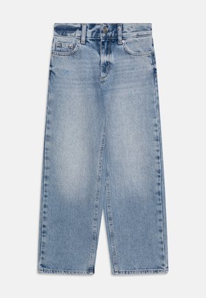 Os jeans de perna larga em denim azul claro apresentam uma cintura alta, fecho frontal com botão, cinco bolsos, um desbotamento subtil e um corte reto.