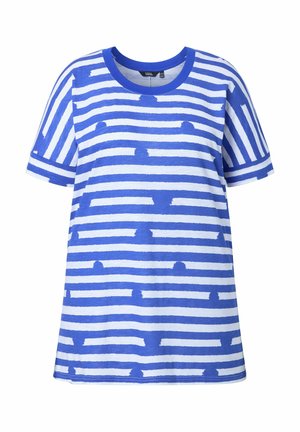 Niebiesko-biała koszulka z krótkim rękawem w paski z nieregularnym wzorem poziomych pociągnięć pędzla i jednolitym niebieskim okrągłym dekoltem.