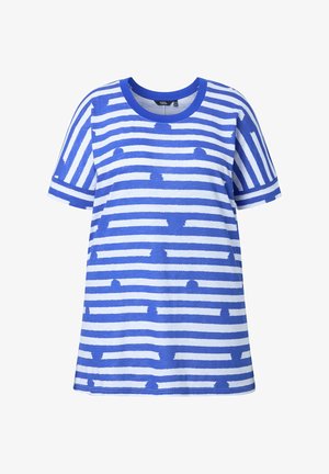 Blauw-wit gestreept T-shirt met korte mouwen, een onregelmatig horizontaal penseelstreekpatroon en een effen blauwe ronde halslijn.