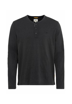 Schwarzes Langarm-Henley-Shirt aus strukturiertem Stoff. Es hat einen runden Halsausschnitt, eine Drei-Knopf-Leiste und Seitenschlitze für Bewegungsfreiheit.