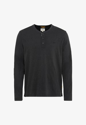 Zwarte henleyshirt met lange mouwen, gemaakt van gestructureerde stof. Kenmerkt zich door een ronde halslijn, een drieknoopssluiting en zijsplitten voor extra bewegingsvrijheid.