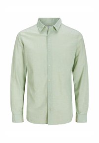 Camisa de manga larga verde claro con cuello puntiagudo, botones frontales y una tela texturizada para un interés visual. Diseño simple, acentos mínimos.