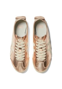 Bronzové metalické tenisky s krémovými tkaničkami, s elegantním designem a kontrastními bílými proužky po stranách. Texturovaný svrchní materiál.