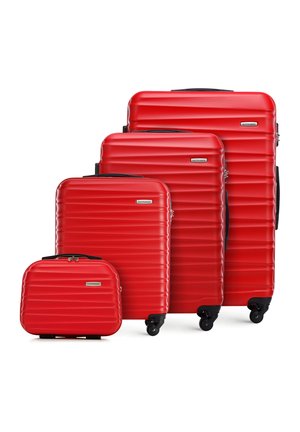 Set di valigie rosse con quattro pezzi, ognuno caratterizzato da una superficie testurizzata e rigata, maniglie nere e quattro ruote per la mobilità.