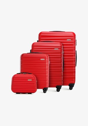 Set di valigie rosse con quattro pezzi, ognuno caratterizzato da una superficie testurizzata e rigata, maniglie nere e quattro ruote per la mobilità.