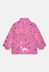 Veste rose avec une finition scintillante en sequins. Présente des motifs multicolores de licornes et de papillons, des manches longues et une taille froncée.