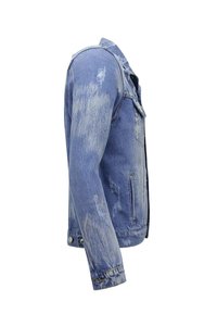 Lichtblauwe denimjack met een versleten afwerking, voorzien van een klassieke kraag, voorzakken en knoopsluitingen op de mouwen.