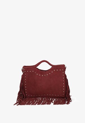 Sac à main en suède bourgogne avec des franges, clous argentés entourant l'avant, une poignée découpée et des anneaux en métal sur les côtés pour une bandoulière.