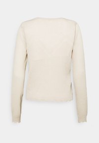 Hellbeiger gestrickter Pullover mit langen Ärmeln, strukturiertem Muster, gewelltem Saum und einem Rundhalsausschnitt. Rückansicht dargestellt.