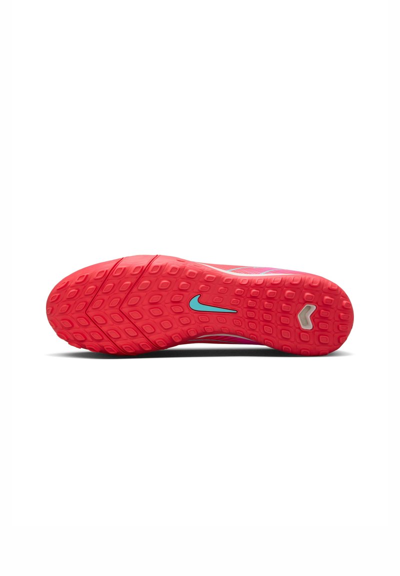 Semelle de chaussure Nike en caoutchouc rouge, texturée avec des motifs circulaires, arborant un logo swoosh bleu clair et des accents hexagonaux.