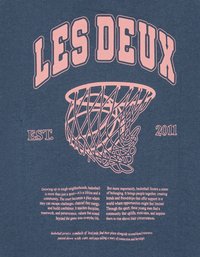 Το ύφασμα σκούρου μπλε χρώματος διαθέτει ροζ γραφικό κείμενο και σχέδιο με στεφάνι καλαθοσφαίρισης. Το κείμενο περιλαμβάνει τις λέξεις "LES DEUX", "EST. 2011" και περιγραφικά αποσπάσματα.