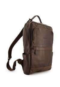 Brązowy skórzany plecak z fakturowaną powierzchnią, wieloma zamykanymi na zamek kieszeniami, regulowanymi paskami oraz boczną kieszenią na akcesoria.