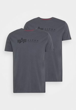 T-shirt in cotone grigio con collo a girocollo, caratterizzato da un logo nero "ALPHA INDUSTRIES" sul davanti. Maniche corte e design a vestibilità standard.