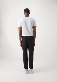 Calvin Klein Jeans TECHNICAL BADGE PANT - Joggebukse - black