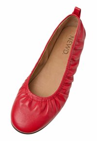 Ballet flat in pelle rossa con una delicata parte superiore arricciata, punta tonda e un piccolo tallone. L'interno è di colore beige con il marchio.