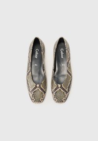 Grüne und beige Ballerinas mit Schlangenhautmuster, rechteckiger Spitze und glattem schwarzen Innenraum. Markenname "Gabor" ist auf der Innensohle sichtbar.