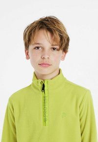 Maglione in pile verde chiaro con colletto con zip, caratterizzato da una superficie testurizzata e un marchio audace di un verde più scuro sulla zip.