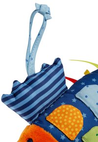 Giocattolo di tessuto morbido con tonalità blu e arancioni, dotato di un'etichetta blu a righe, motivi a pois e stelle, e diverse toppe testurizzate.