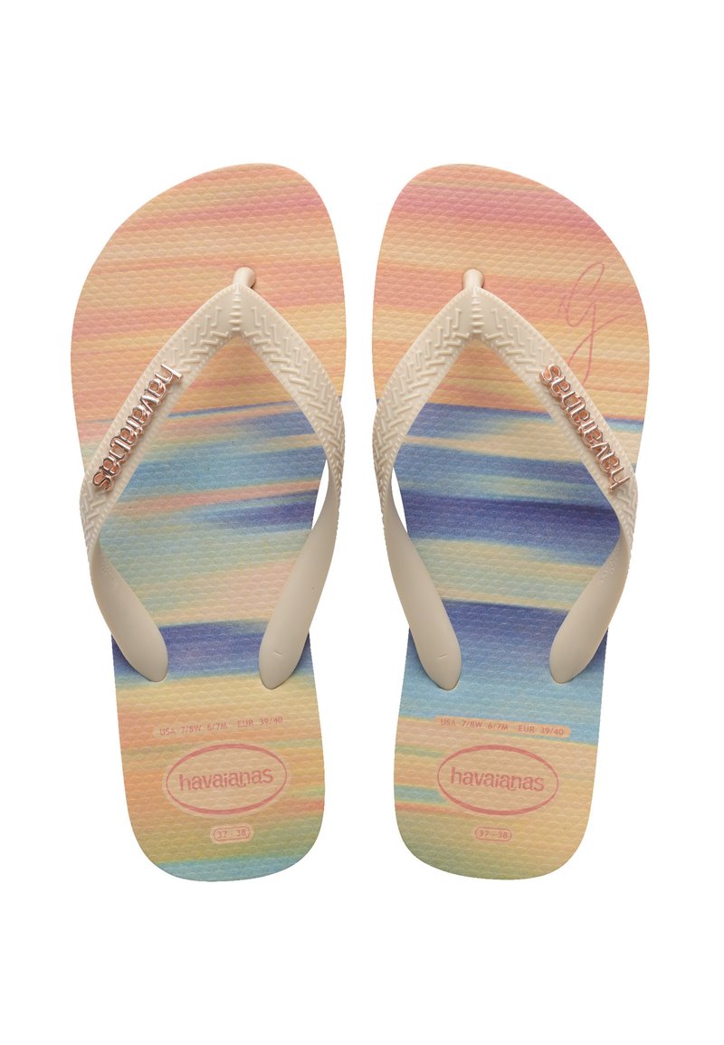 Tongs à motifs rose clair et bleu avec semelle texturée, bretelles blanches et détails logo. Design décontracté pour la plage.