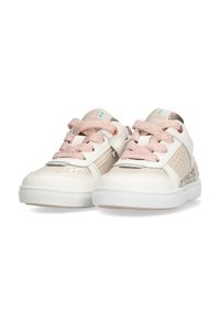 Baskets blanches avec des lacets roses, en tissu texturé, et un panneau latéral moucheté. Bout arrondi et semelle en caoutchouc, conçues pour un usage décontracté.