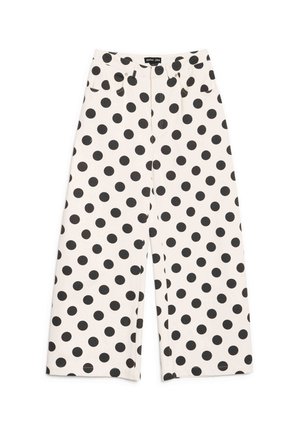 Pantalon blanc à jambes larges avec pois noirs, poches avant, et fermeture à bouton et zip à la taille.