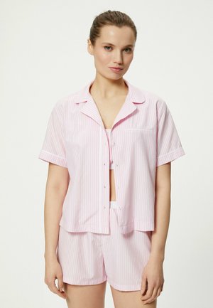 Ensemble de pyjama à rayures rose clair, comprenant un haut à boutons et un short assorti, fabriqué à partir d'un tissu doux et offrant une coupe décontractée.