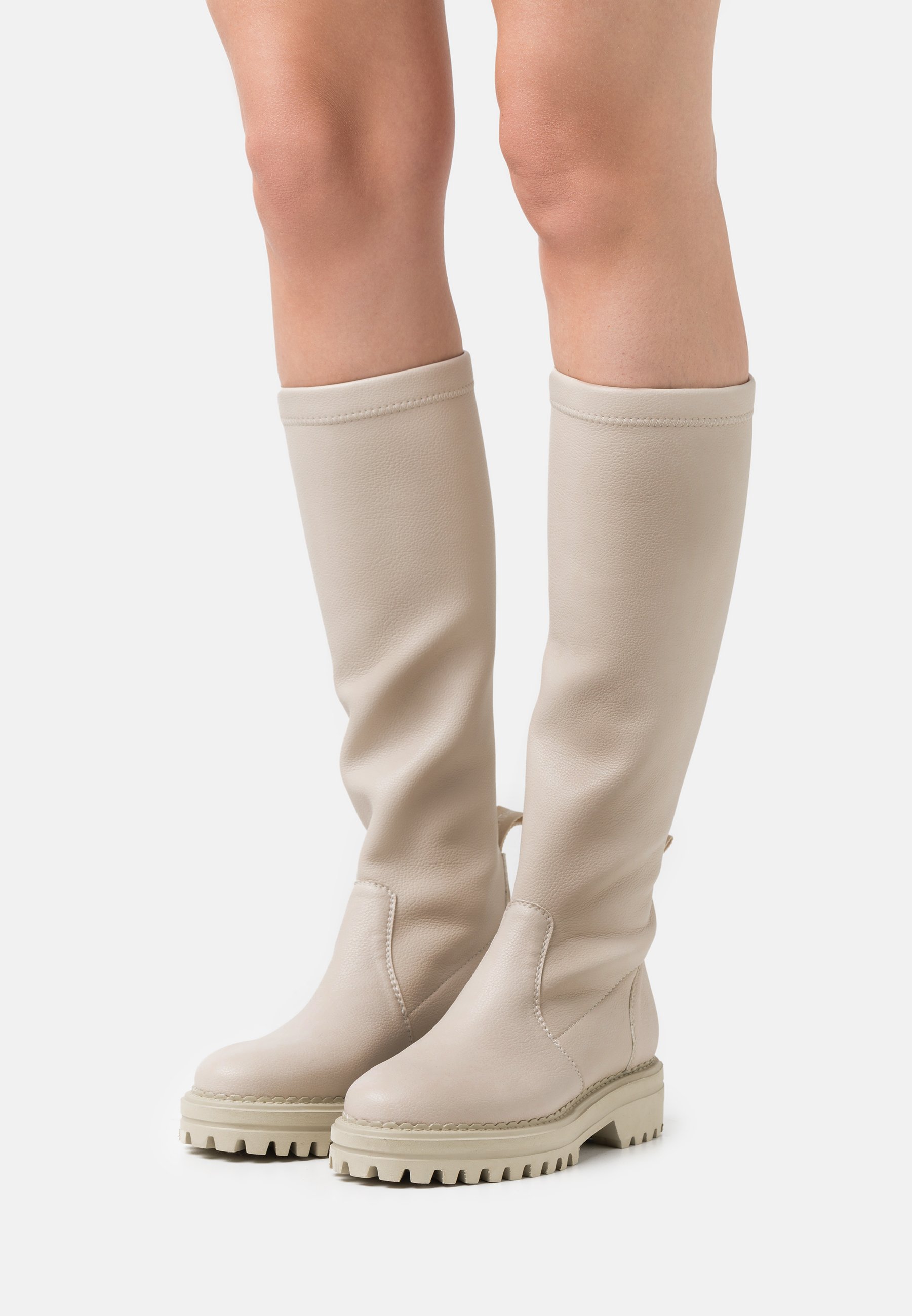 Bota alta de piel de serraje