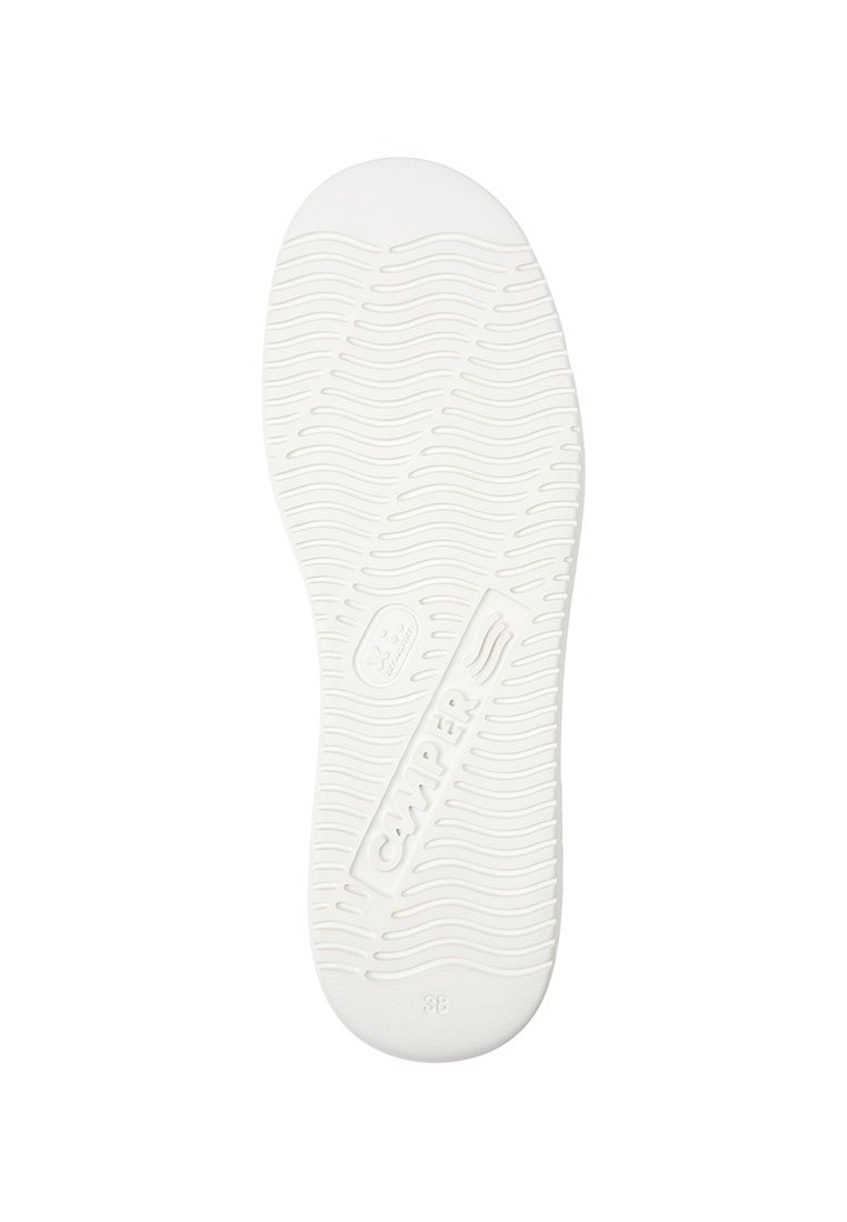 Suela de zapato de goma blanca con patrón de olas, marcada con "CAMPER." Presenta una punta redondeada y un tacón plano, acompañado de la indicación de tamaño.