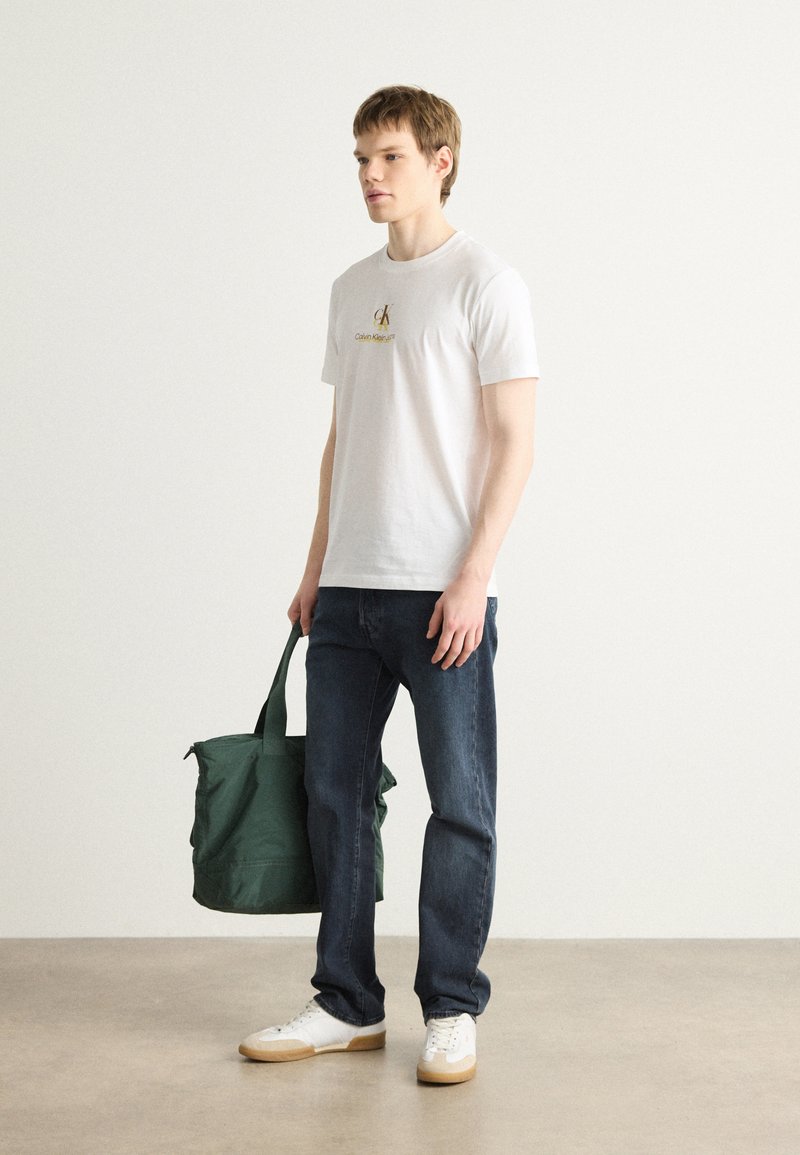 Calvin Klein Jeans SHADOW LOGO TEE - Triko s potiskem - bright white