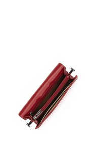 Portafoglio in pelle rossa aperto che mostra l'interno con una tasca centrale con zip, diversi scomparti per carte e chiusure a scatto in argento.