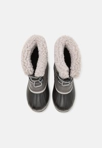 Graue Wetterstiefel mit einem flauschigen, hellgrauen Fellumschlag, einem Gummikörper und dekorativer Stickerei. Schnürsenkel und ein kleines Schnallendetail sind enthalten.