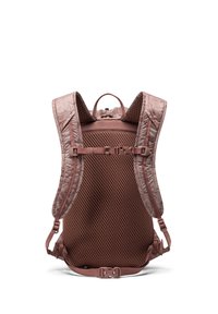 Sac à dos de randonnée marron avec dos en maille, bretelles rembourrées et boucles ajustables. Tissu texturé avec un motif géométrique. Poignée supérieure incluse.