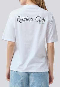 Bílý bavlněný tričko s nápisem "Readers Club" v černé barvě a "EST 2004" v zelené na zadní straně; klasický střih s krátkými rukávy.